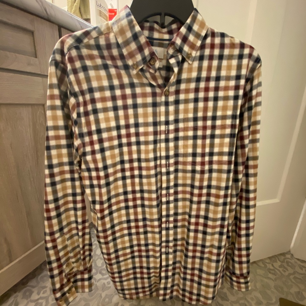 Lot of 4 men’s shirts. Size small.